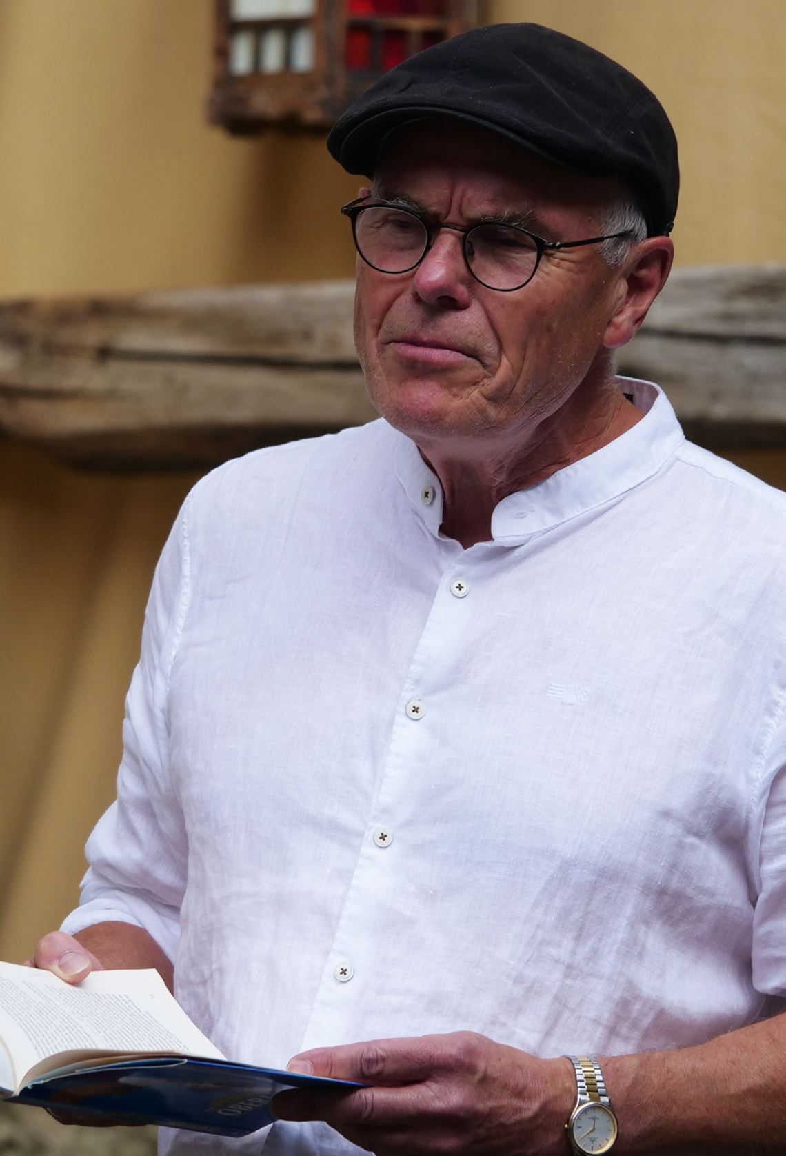 Bernhard Hagemann liest aus „Die Pensionsspiele von Oberammergau“. Foto: Friedrich
