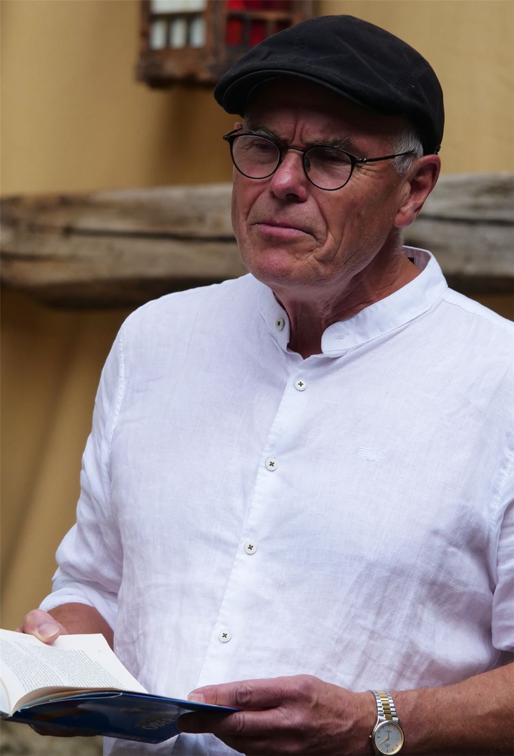 Bernhard Hagemann liest aus „Die Pensionsspiele von Oberammergau“. Foto: Friedrich
