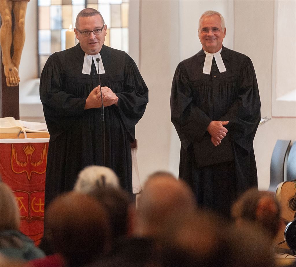 Bernhard Körner (li.) ist der neue Knittlinger Gemeindepfarrer.Foto: Fotomoment