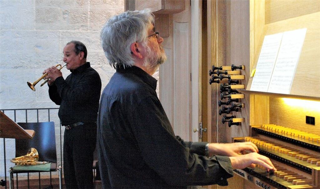 Bernhard Monninger an der Orgel und Trompeter Rozmurat Arnakuliev. Foto: Filitz
