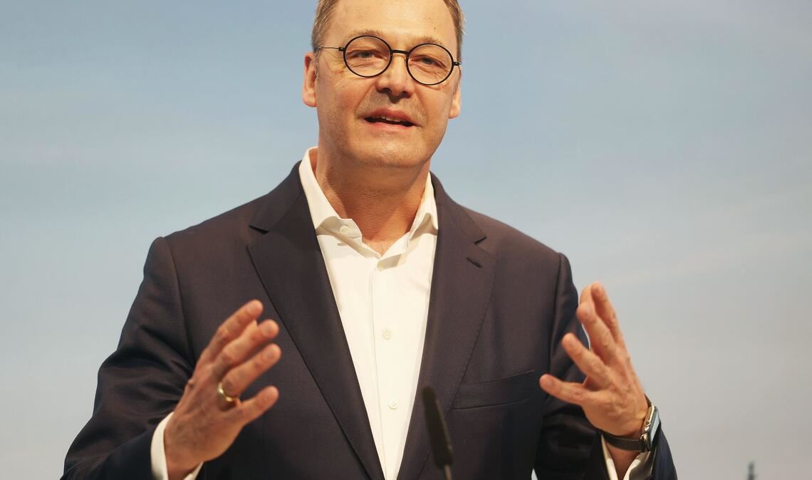 Bernhard Osburg wird neuer Chef der Bahn-Güterverkehrstochter DB Cargo. (Archivbild)