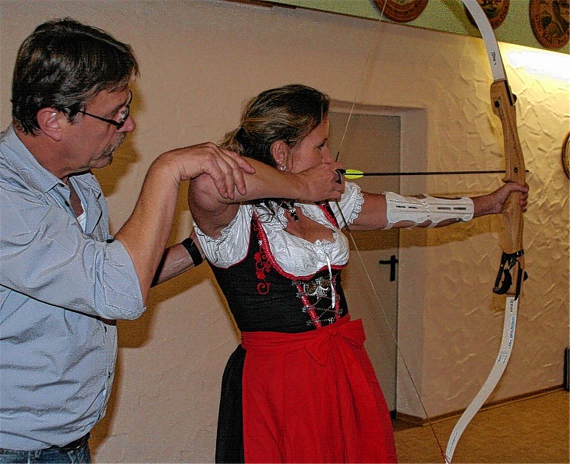 Bernhard Weigmann zeigt Anja Gocht die Grundzüge des Bogenschießens. Fotos: Eigner