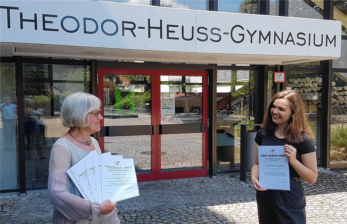 Bernhilde Starck (li.) überreicht den Preis an Laura Marie Große.privat