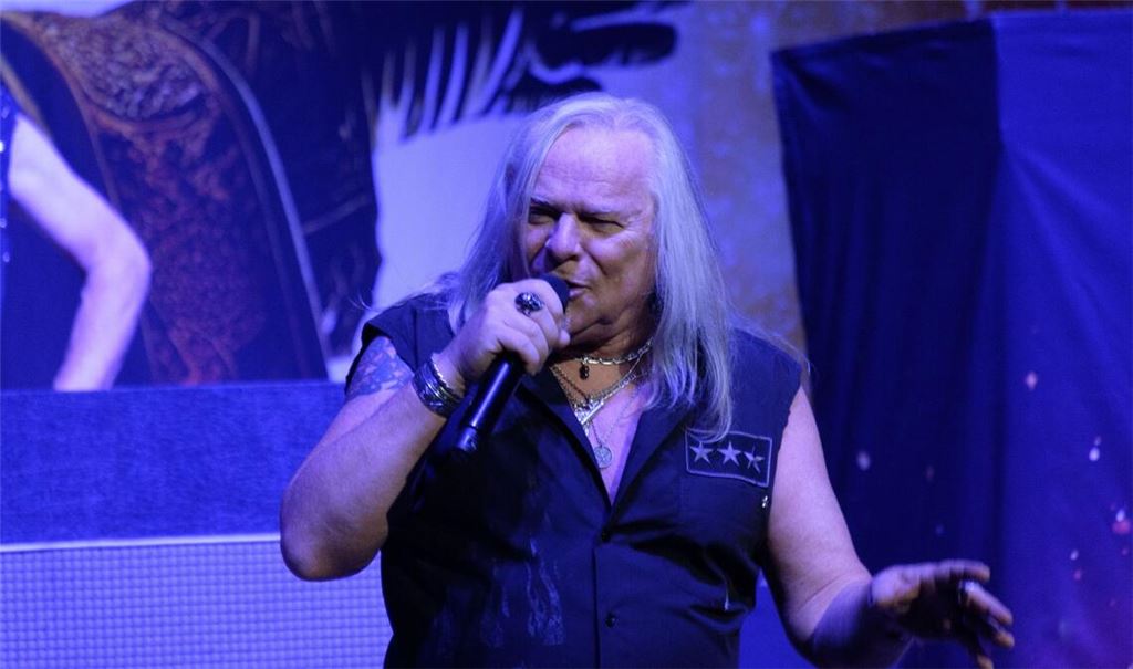 Bernie Shaw, 69 Jahre junger Sänger von Uriah Heep, ist gut bei Stimme. Er erreicht noch alle Höhen.