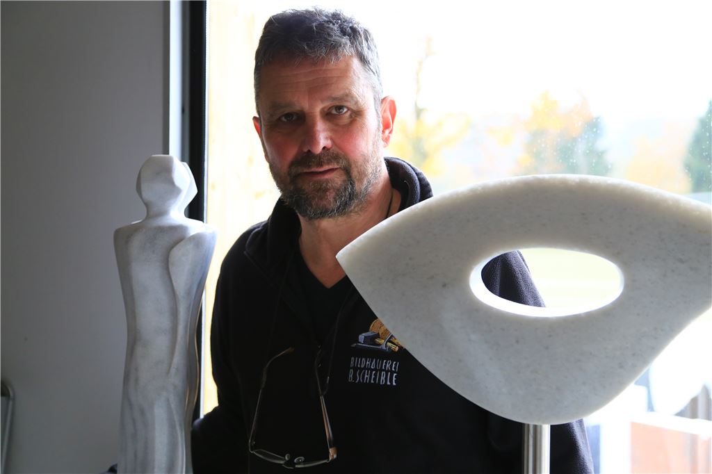 Berthold Scheible stellt individuell gestaltete Grabsteine her, arbeitet immer wieder aber auch an Skulpturen.  Foto: Recken
