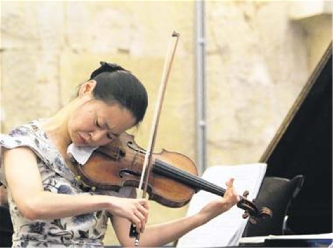 Berühmter Gast: Die Geigerin Midori gestaltet, begleitet vom Pianisten Özgür Aydin, ein spannendes Konzert im Laienrefektorium des Maulbronner Klosters.
Foto: Tilo Keller