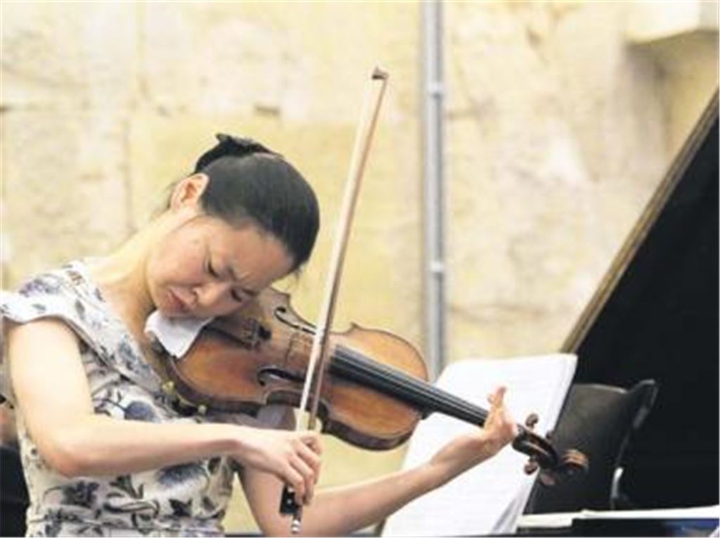 Berühmter Gast: Die Geigerin Midori gestaltet, begleitet vom Pianisten Özgür Aydin, ein spannendes Konzert im Laienrefektorium des Maulbronner Klosters.
Foto: Tilo Keller