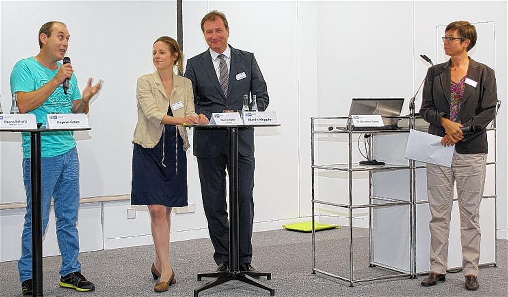 Beruflich noch nicht so richtig in der Region Nordschwarzwald angekommen ist der portugiesische Anlagenmechaniker Eugenio Graca (li.), wie er beim Welcome-Center-Forum der IHK einräumt. Rechts von ihm die Pforzheimer Sozialbürgermeisterin Monika Müller, IHK-Hauptgeschäftsführer Martin Keppler und Moderatorin Dorothee Kaiser. Foto: Kollros