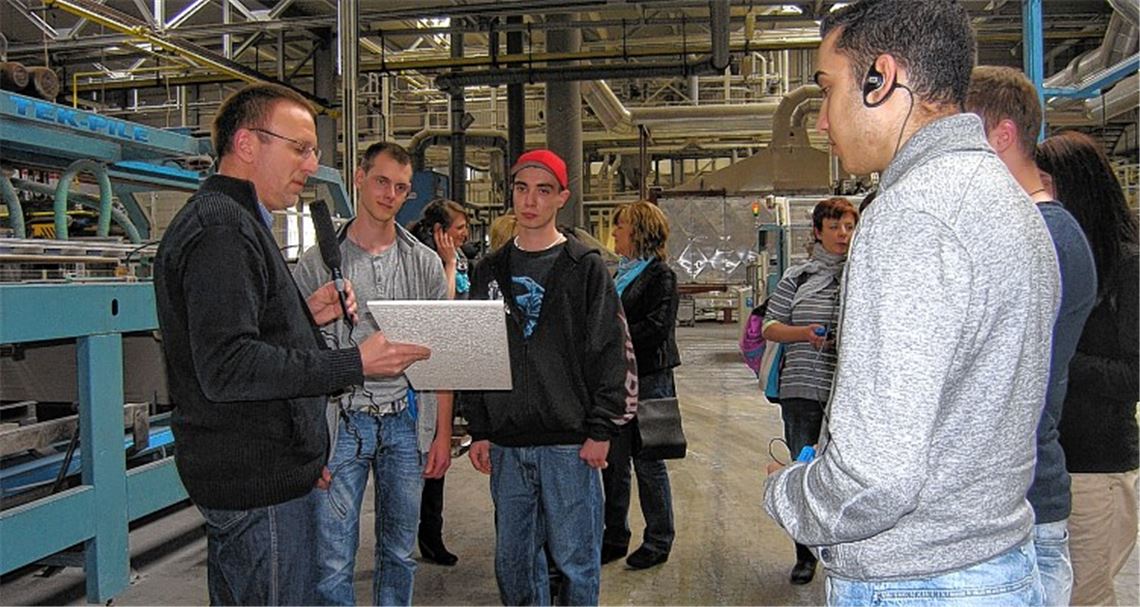 Berufsberater und Berufssuchende erhalten Einblicke in die Produktion bei Steuler.