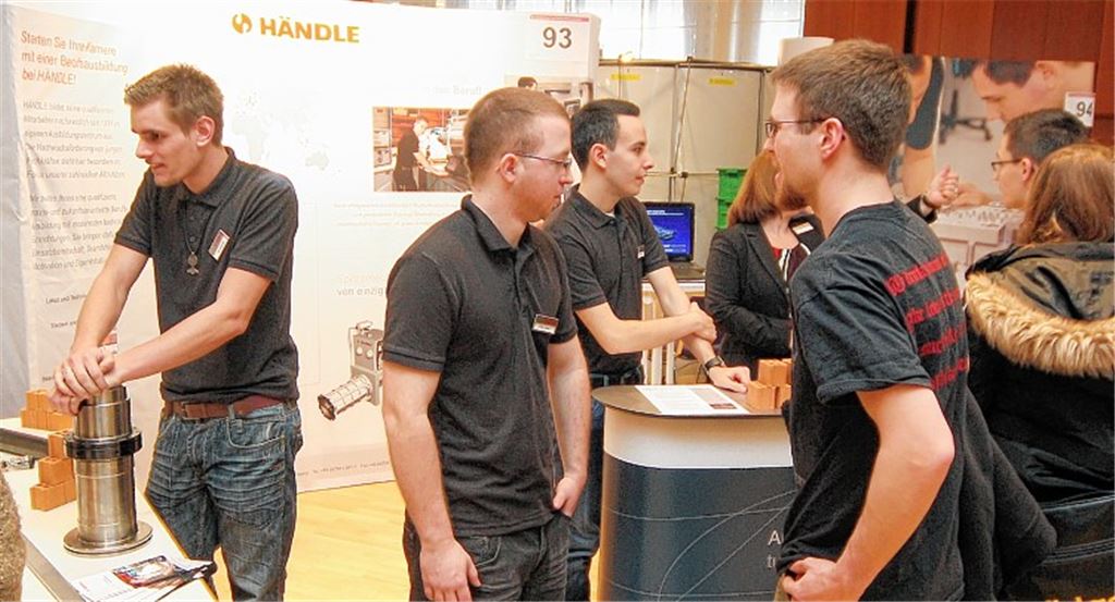 Berufsberatung durch junge Praktiker auf Augenhöhe: Da können die Interessenten – auf dem Bild links am Stand der Firma Händle – aus erster Hand Relevantes zu den verschiedenen Berufen und Ausbildungsgängen erfahren. Wie aus reinem Zucker filigrane Kunstwerke entstehen, zeigen Konditoren-Fachlehrer Heiko Oswald und Azubi Maximilian Raisch.
