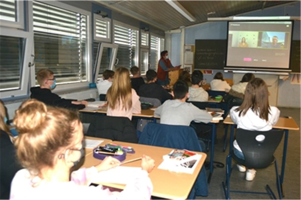 Berufserkundung in Corona-Zeiten: Die Schüler der Klasse 9c der Mörike-Realschule „besuchen“ vom Klassenzimmer aus die digitale Aus- und Weiterbildungsbörse. Foto: Stahlfeld