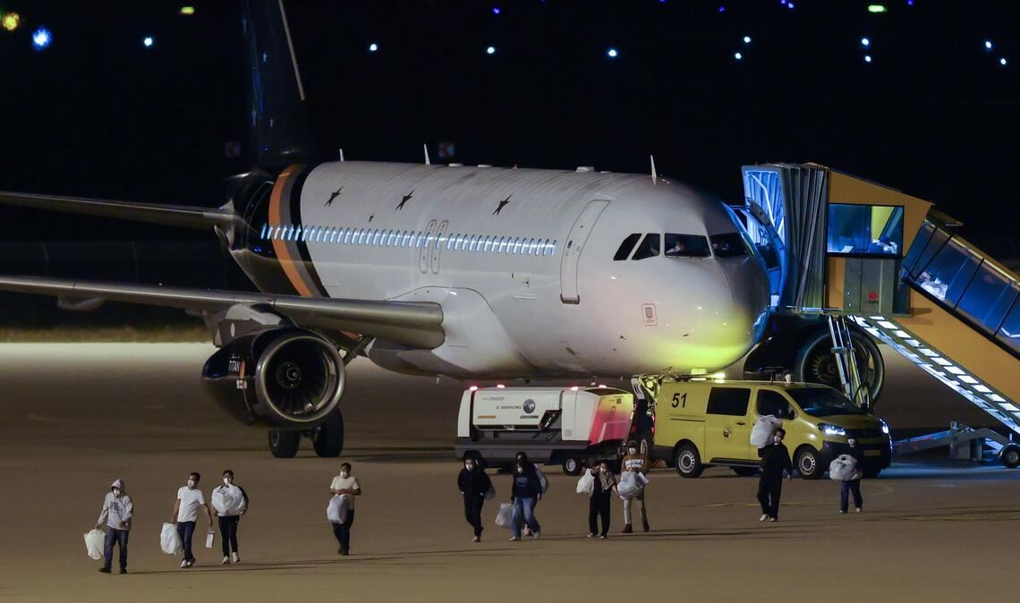Besatzungsmitglieder der "Hondius" erreichen am Abend den Flughafen in Eindhoven.