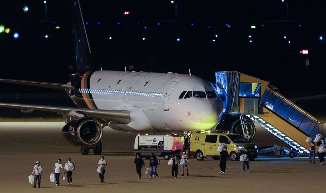Besatzungsmitglieder der „Hondius“ erreichen am Abend mit zwei Flugzeugen den Flughafen in Eindhoven, unter ihnen auch ein deutsches Besatzungsmitglied.