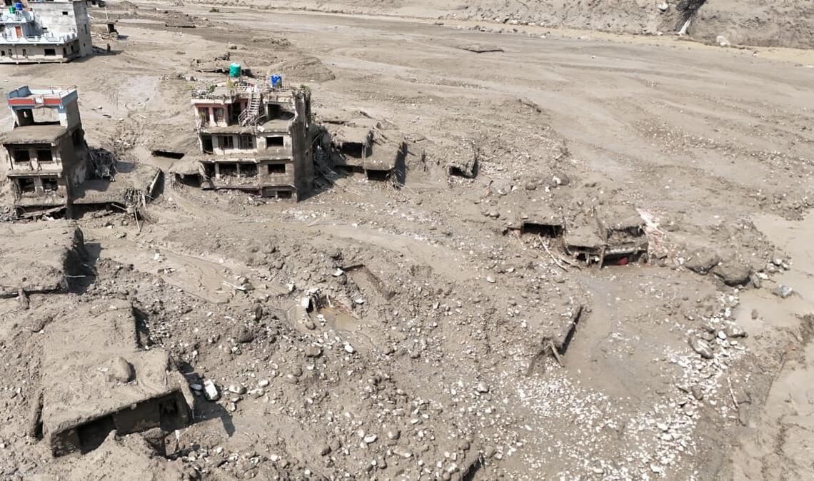 Beschädigte Gebäude und Infrastruktur entlang des angeschwollenen Trishuli-Flusses nach einer massiven Sturzflut.