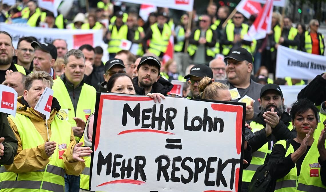 Beschäftige im Einzelhandel demonstrieren in Dortmund.