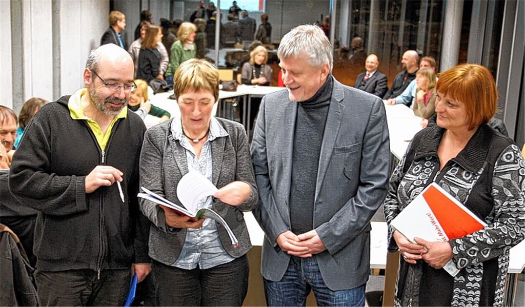 Beschäftigen sich intensiv mit dem „Arbeitsplatz Ganztagsschule“ (von li.): Joachim Eichhorn (Kreisvorsitzendenteam GEW Pforzheim/Enzkreis und Leiter der Schule am Silahopp in Maulbronn), Doro Moritz (Vorsitzende GEW Baden-Württemberg), Jürgen Hecht (Schulleiter Weiherbergschule) und Heike Herrmann (Referentin für Jugendhilfe und Sozialarbeit der GEW Baden-Württemberg).