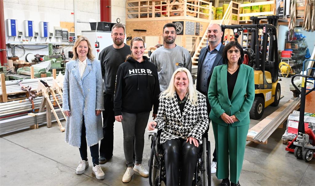 Beschäftigen sich mit neuen Wegen bei der Gewinnung dringend benötigter Fachkräfte (v.li.): die Vorsitzende der Geschäftsführung der Agentur für Arbeit Nagold-Pforzheim, Martina Lehmann, Unternehmer Matthias Stoll und seine Frau Daniela, der Auszubildende Valter Horta aus Portugal, die Bundestagsabgeordnete Stephanie Aeffner (Grüne), Matthias Morlock, Geschäftsführer der Kreishandwerkerschaft Pforzheim/Enzkreis, und Vanessa Ahuja von der Bundesagentur für Arbeit. Foto: Bott