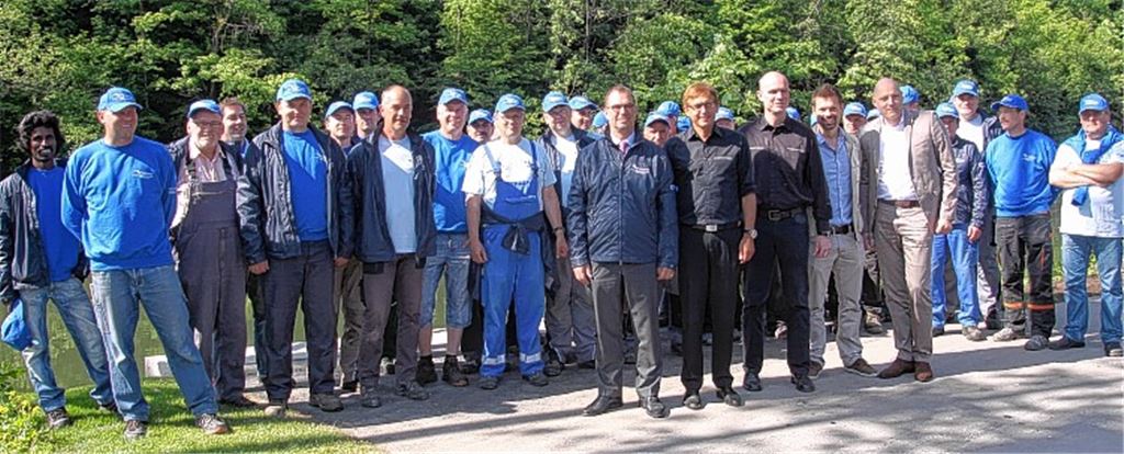 Beschäftigte des Bauhofs und der Stadtgärtnerei mit ihrer neuen Dienstkleidung. Vorne 8.v.li.: Oberbürgermeister Frank Schneider mit den Vertretern der Sponsoren-Firmen Hans Herrmann (Geschäftsführer des Autozentrums Dobler) und Michael Hosbach (ebenfalls Autozentrum Dobler) sowie Boris Skoric (Sportabteilung des Modehauses Sämann) und Sämann-Chef Klaus Sämann. Fotos: Sadler