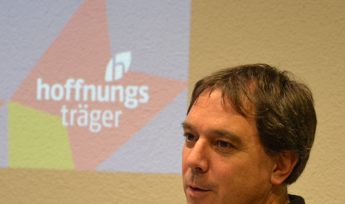 Bescheiden im Auftritt, klar in der Sache: Tobias Merckle, Sohn des Ratiopharm-Gründers Adolf Merckle, berichtet beim Großglattbacher Männervesper von seinem Einsatz für die Resozialisierung von Straftätern. Foto: Bischoff-Krappel