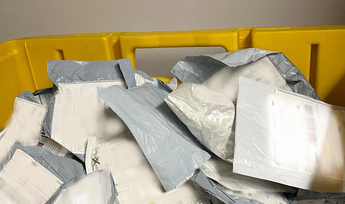 Beschlagnahmte Sendungen, in denen in vielen Fällen nicht bestelltes Saatgut verschickt wurde,