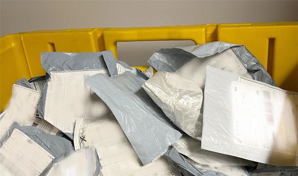 Beschlagnahmte Sendungen, in denen in vielen Fällen nicht bestelltes Saatgut verschickt wurde,