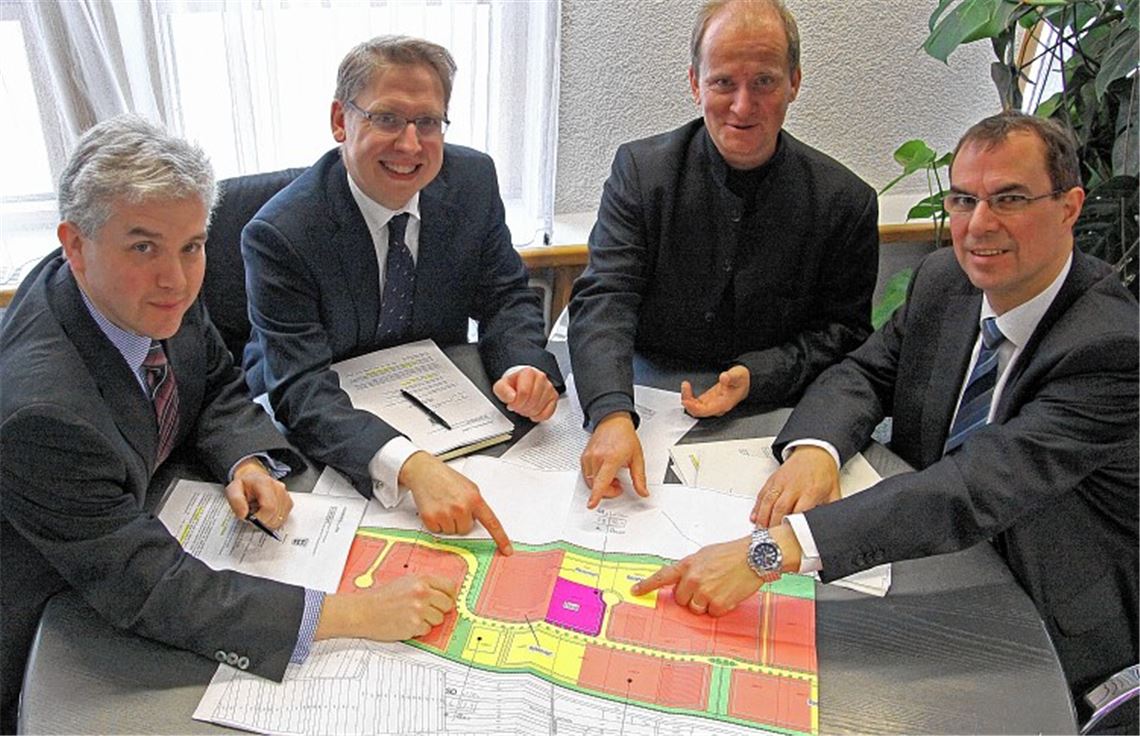 Beschlossene Sache: Die Firma Robert Sihn gibt den Standort Niefern auf und erweitert im Gewerbe- und Industriepark Waldäcker. Die geschäftsführenden Gesellschafter Christoph Reuter (li.) und Jürgen Neumann (2. v. li.) loben die konstruktiven Verhandlungen mit der Verwaltungsspitze um Bürgermeister Winfried Abicht und Oberbürgermeister Frank Schneider (re.). Foto: Goertz