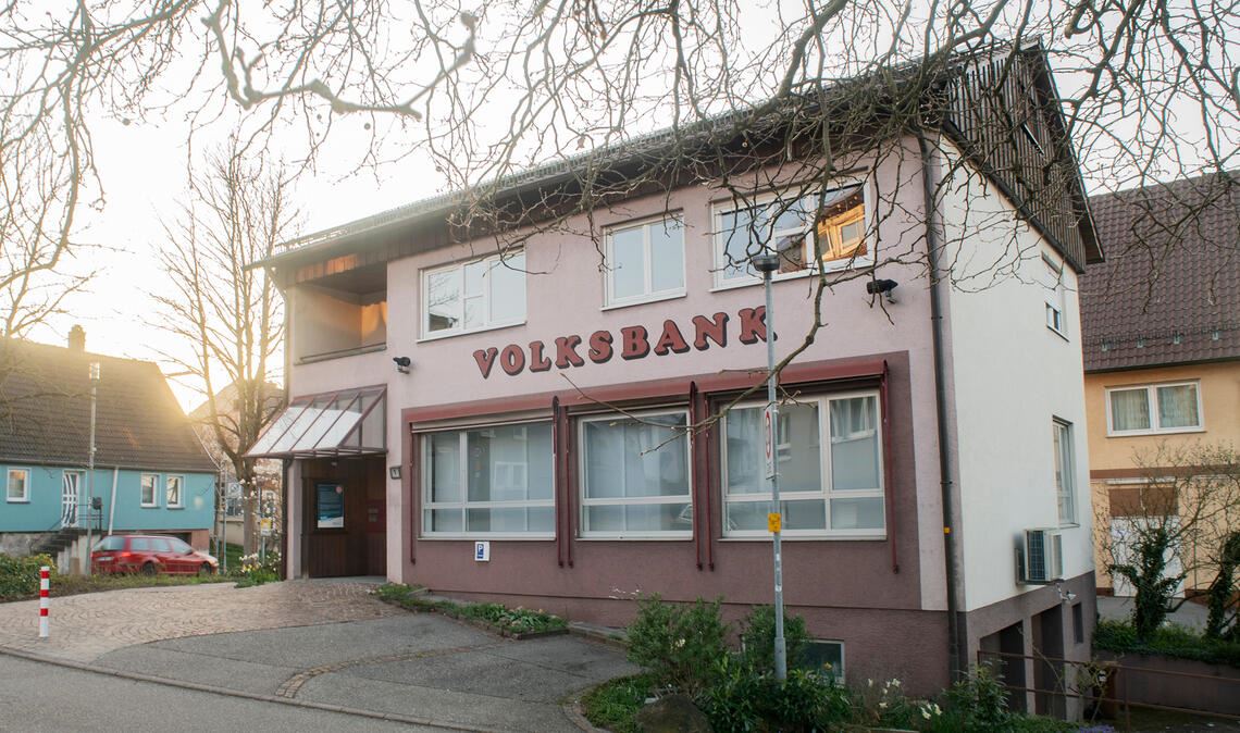 Beschluss: Auf dem Volksbank-Areal am Etzweg in Sternenfels werden neue öffentliche Parkplätze entstehen. Foto: Fotomoment