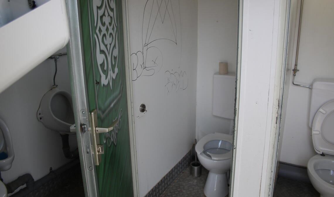 Beschmiert und allzu häufig demoliert: Das Innenleben des WC-Containers in den Enzgärten leidet wie vieles andere in Mühlacker unter Anfällen blinder Zerstörungswut. Foto: Steigleder