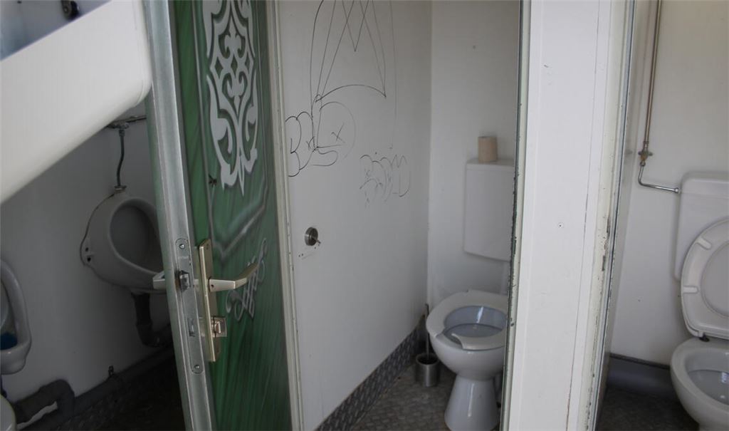 Beschmiert und allzu häufig demoliert: Das Innenleben des WC-Containers in den Enzgärten leidet wie vieles andere in Mühlacker unter Anfällen blinder Zerstörungswut. Foto: Steigleder