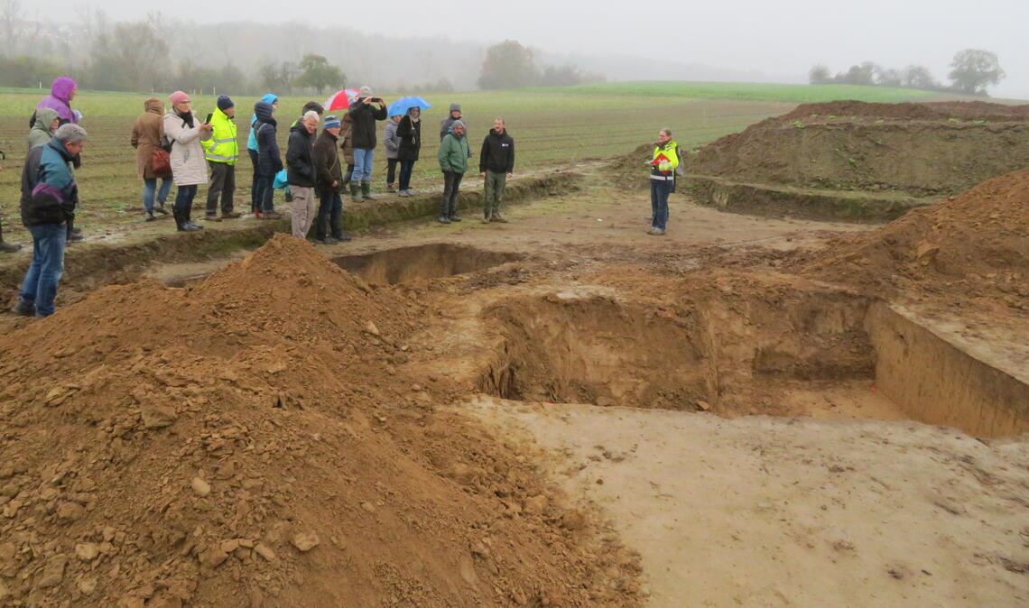 Besichtigung der Ausgrabungen im Vaihinger Gebiet „Galgenfeld“ im November vergangenen Jahres. Fotos: Arning