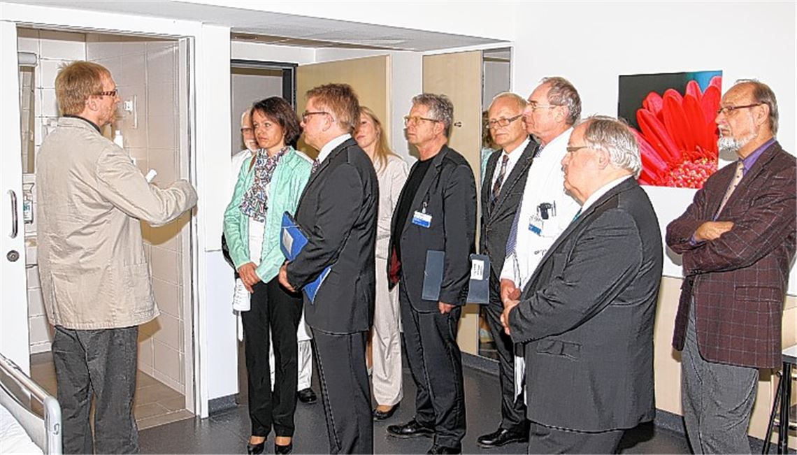 Besichtigung eines modernisierten Patientenzimmers (v. li.): Heinrich Oechsler von der Pflegedienstleitung, Chefarzt Dr. Peter Metz, Landtagsabgeordnete Viktoria Schmid, Landtagspräsident Guido Wolf, Regionalgeschäftsführerin Katrin Kern, Holding-Geschäftsführer Professor Jörg Martin, Landrat Karl Röckinger, Leitender Arzt Dr. Stefan Reim und die CDU-Kreisräte Günter Bächle und Udo Mack.