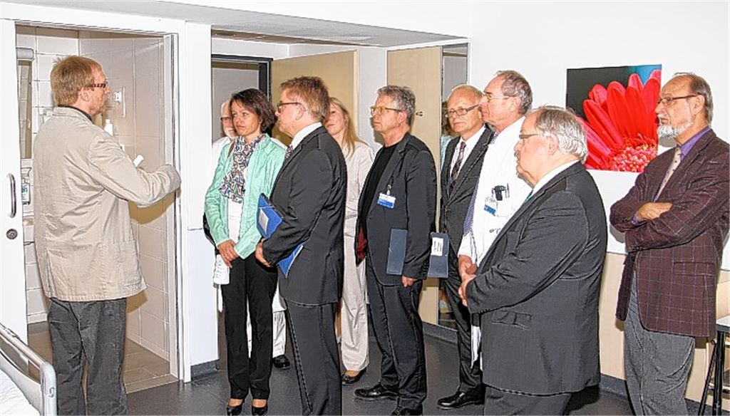 Besichtigung eines modernisierten Patientenzimmers (v. li.): Heinrich Oechsler von der Pflegedienstleitung, Chefarzt Dr. Peter Metz, Landtagsabgeordnete Viktoria Schmid, Landtagspräsident Guido Wolf, Regionalgeschäftsführerin Katrin Kern, Holding-Geschäftsführer Professor Jörg Martin, Landrat Karl Röckinger, Leitender Arzt Dr. Stefan Reim und die CDU-Kreisräte Günter Bächle und Udo Mack.