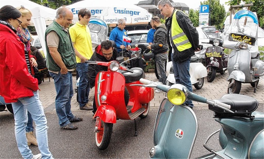 Besitzer und Fans fachsimpeln über die Zweiradlegende. 