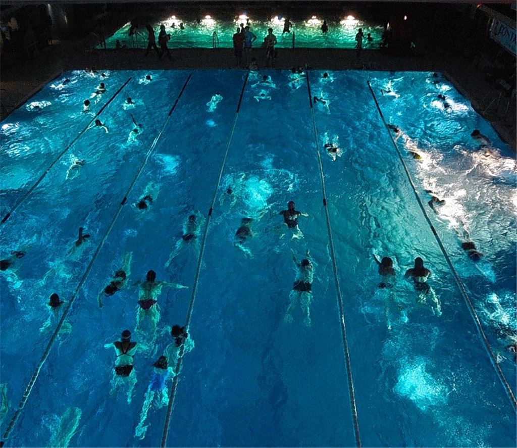 Besondere Atmosphäre beim 24-Stunden-Schwimmen: Mitten in der Nacht ist nur noch die Beckenbeleuchtung angeschaltet.