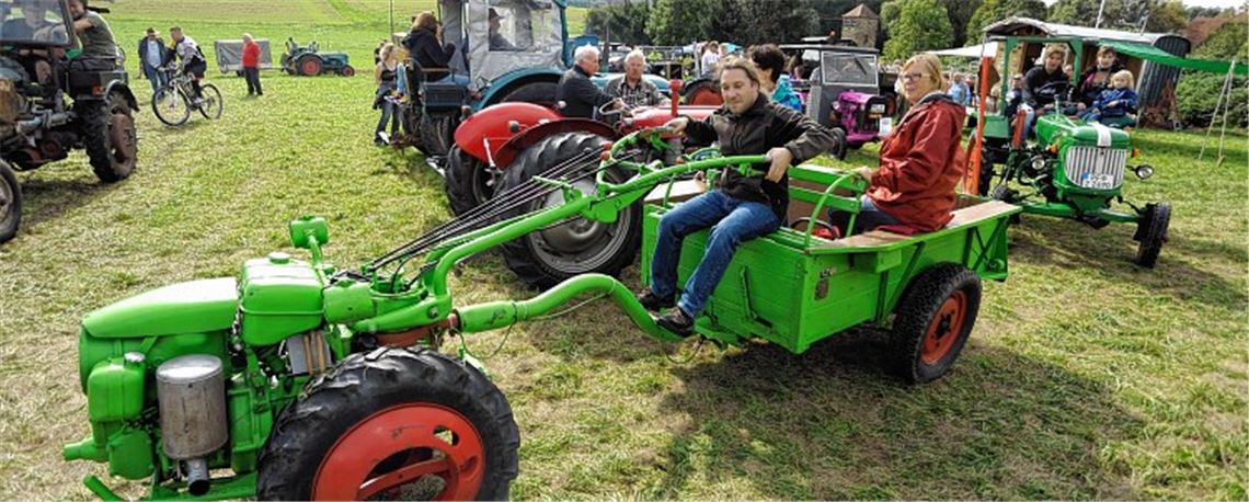 Besondere Attraktion: Eine Rundfahrt des Bulldog-Stammtischs Ötisheim beim Wein- und Backhausfest des Musikvereins.