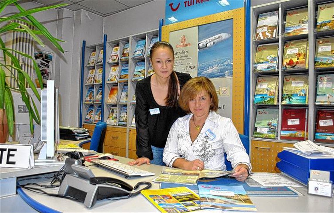 Besondere Reisen aus besonderem Anlass: Nadine Dyka (li.) und Ute Abrecht buchen im Mühlacker TUI ReiseCenter viele Hochzeitsreisen. 