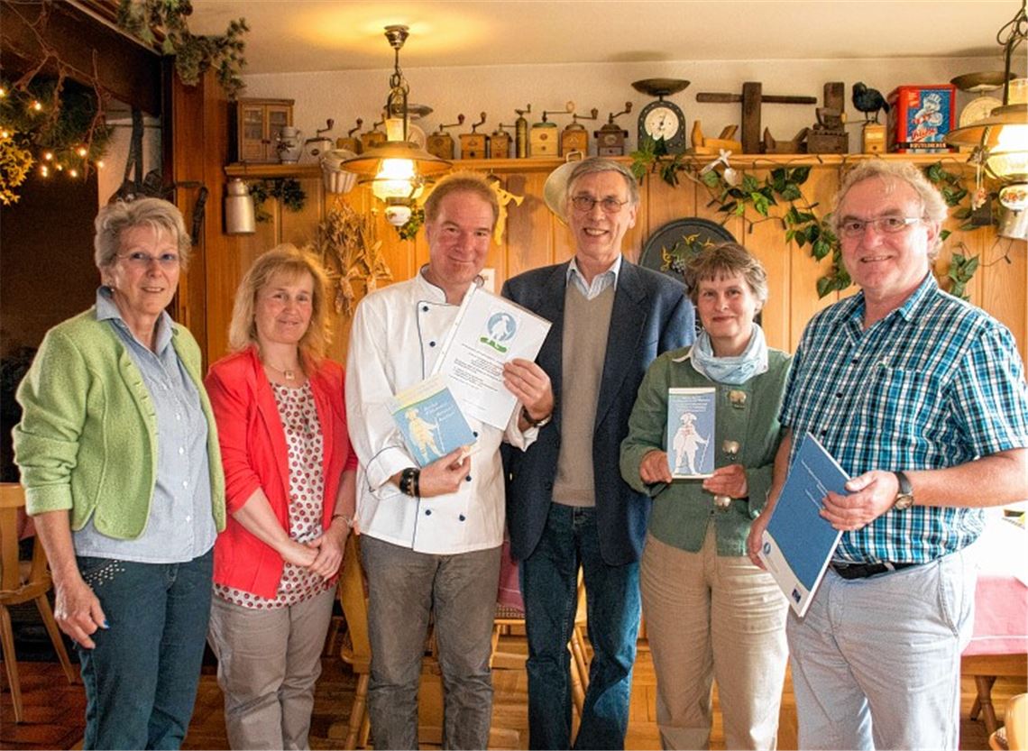 Besonderes Gütesiegel für die Gaststätte „Zur Kelter“ in Pinache (v. li.): Ilse Beuchle, Birgit und Martin Kirschner, Wolfgang Hanisch, Dr. Renate Buchenauer und Heinz Beck.