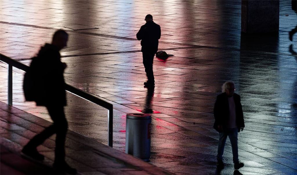 Besonders Abends trauen sich viele Frauen nicht mehr anb öffentliche Orte (Symbolbild).