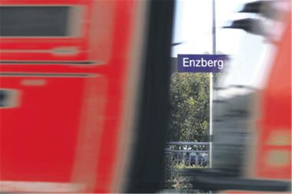 Besonders Enzberg leidet unter Bahnlärm. Jetzt sollen aber auf beiden Seiten der Gleise bis 2015 Schallschutzwände errichtet werden. Auch Anwohner in Mühlacker und Illingen können aufatmen. Hier will die Bahn ebenfalls mit Schallschutzwänden dafür sorgen, dass die Grenzwerte eingehalten werden. Foto: Fotomoment