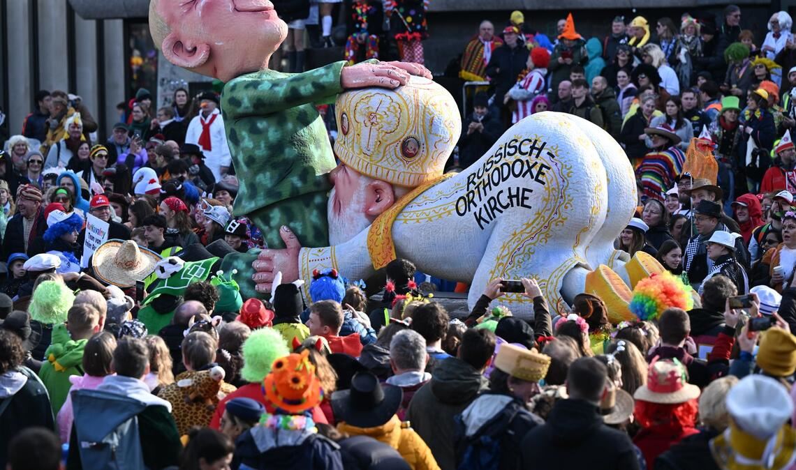 Besonders ein zwischen Kremlchef Wladimir Putin und Patriarch Kirill als Karikatur dargestellter Oralverkehr ist Gegenstand des umstrittenen Gerichtsverfahrens gegen den Karnevalisten Jacques Tilly. (Archivbild)