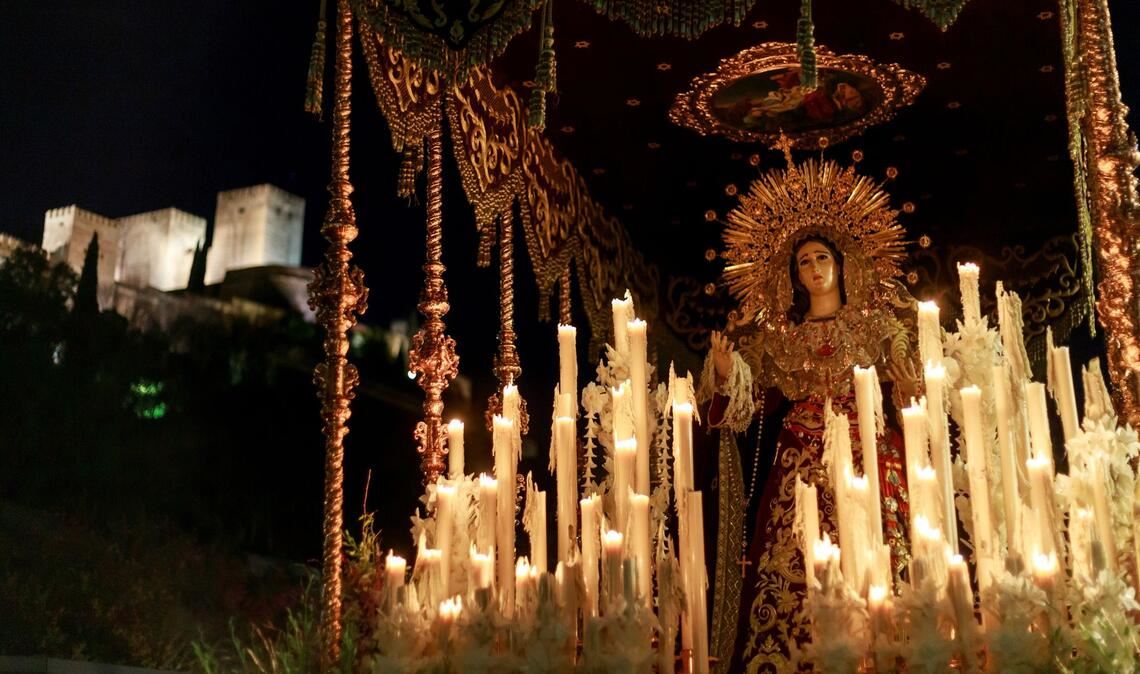 Besonders eindrucksvoll sind die Prozessionen im Süden Spaniens.