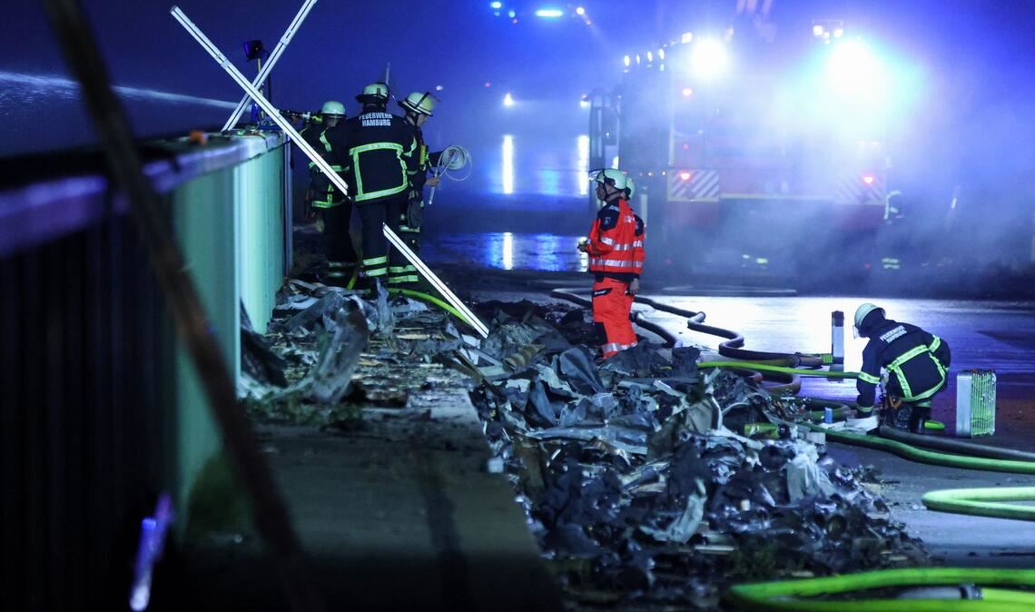 Besonders gefährlich war der Einsatz aufgrund der umherfliegenden Metallteile. Gasdruckbehälter explodierten immer wieder im Feuer.