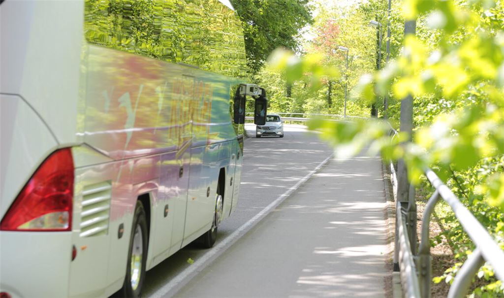 Besonders im Kurvenbereich ist die Heilbronner Straße, die entlang des Tiefen Sees in Maulbronn führt, ein Engpass. Eine Ostumfahrung könnte Risiken im Begegnungsverkehr entschärfen, findet die CDU-Fraktion im Gemeinderat. Foto: Archiv/Disselhoff