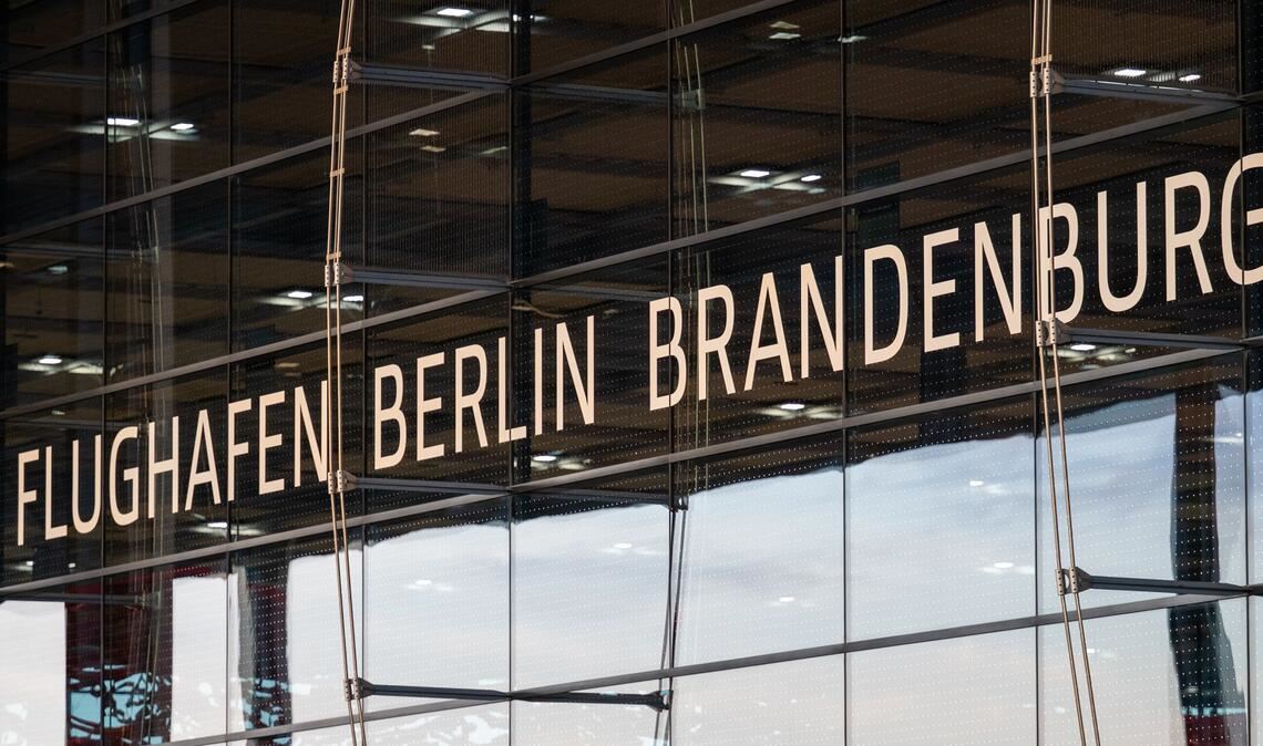 Besonders in der Umgebung von Flughäfen sind Drohnen in der Luft ein großes Sicherheitsrisiko.