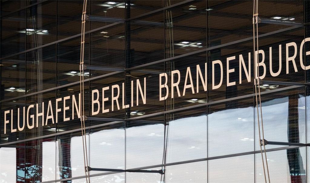 Besonders in der Umgebung von Flughäfen sind Drohnen in der Luft ein großes Sicherheitsrisiko.