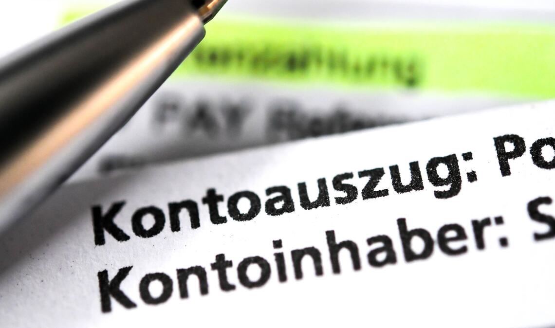 Besonders viel Gebühr müssen laut Verivox-Umfrage Sparkassen-Kunden zahlen. (Symbolbild)