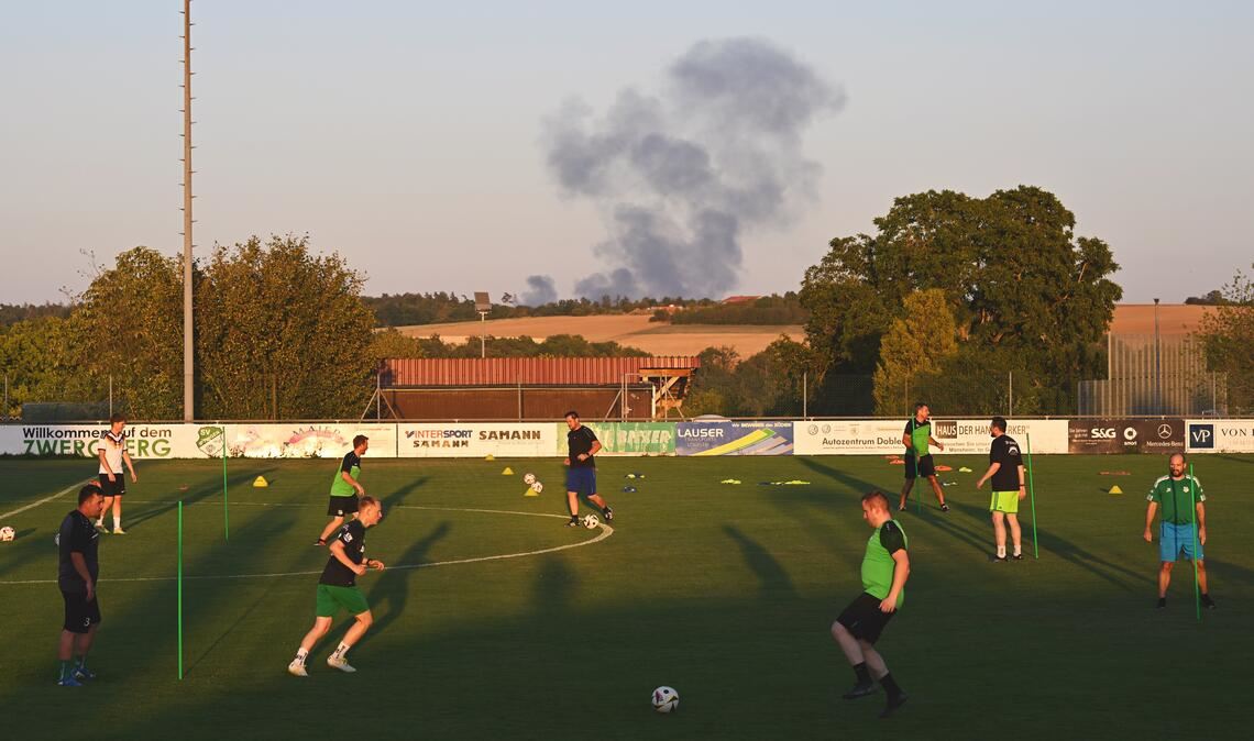 Besorgnis: Eine Rauchsäule aus Stuttgart – scheinbar dicht beim Iptinger Sportplatz – sorgt für Aufregung. Foto: Schüller
