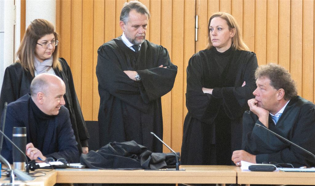Besprechung: Die Verteidiger Nazli Blal-Aydin, Axel Küster, Kristian Frank, Vanessa Höch und Lars Middendorf (v.li.) machen geltend, dass die vom FBI ausgewerteten Chats nicht der üblichen Beweislage vor deutschen Gerichten entsprechen. Foto: Waidelich