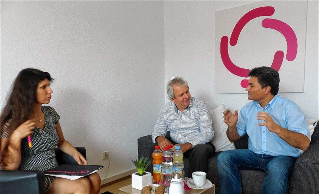 Besprechung unter dem Logo des Vereins Miteinander leben: Katja Kreeb mit Norbert Bogner (Mitte), Betriebsleiter der Service gGmbH, und Martin Sattler, Personal- und Verwaltungsleiter.