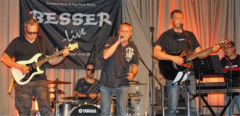 „Besser“ heizt den Besuchern des Benefizkonzerts kräftig ein. 